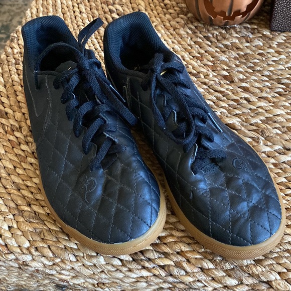 Nike “10D” kids soccer shoes size 3.5Y - Picture 2 of 8